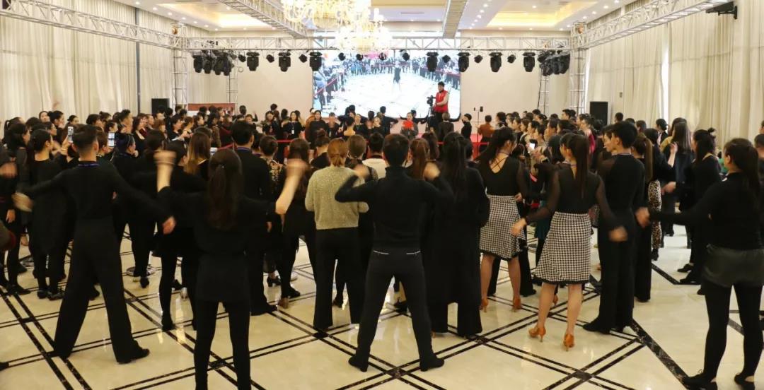 乐雅池主办“公益大课堂”“新品订购会”“大咖座谈会”圆满成功(图2)